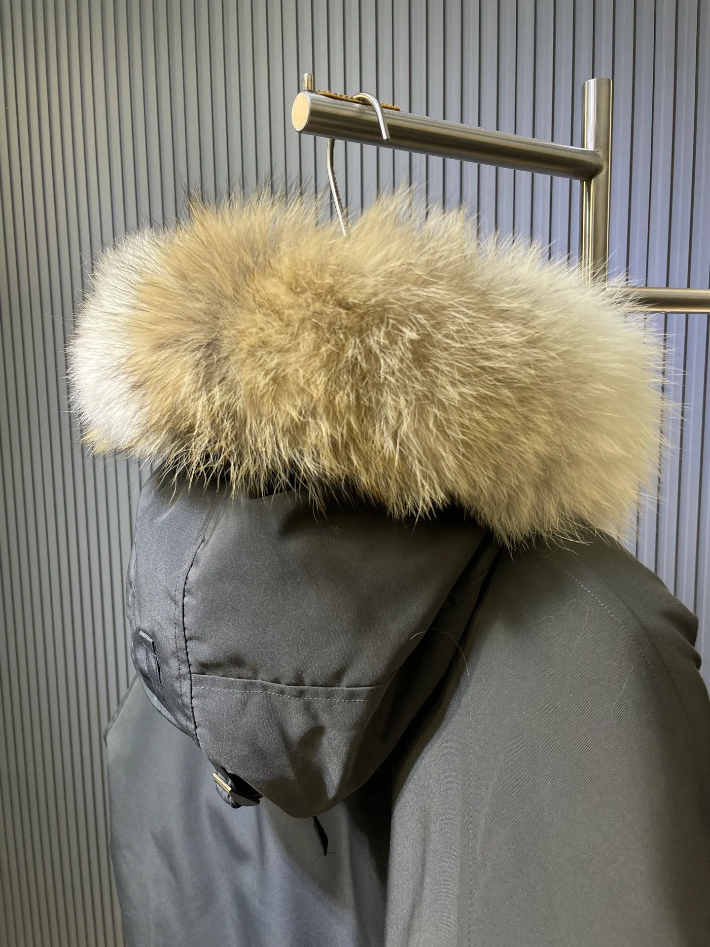 P900 special down Canada Goose Canada Goose #Chilliwack 7999M bomber jacket short down jacket/01 model #女与狠# Genuine synchronous anti-counterfeiting chip sensor! ➖ Imported 21S polyester-cotton blended original fabric [last year’s 16S/18S hard fabrics have been completely eliminated, this year all use 21S genuine synchronous fabrics, the soft mid-strap feels delicate and textured], genuine synchronous Feather-Light 10D waterproof coating fabric, made of 84.5 polyester fiber and 15.5 cotton, 100% the best feel in the entire network! ➖ The genuine official website is synchronized with the national standard 80 white duck down, you can check the official website customer service, there will never be a series of misleading claims such as 90 down or goose down! ➖ Using the best nylon lining with double double-layer sealing design, velvet-proof No. 7 needle + grid-filled down ready-made garments, there is 100% no so-called velvet running! ➖ The cuffs are designed with thickened seamless threads, and the collar and pockets are lined with top-quality polar fleece to keep you warm and comfortable! ➖ Yoshida YKK provides original custom-made electroplated sliders. YKK two-way lockable zippers are tight and smooth and will not peel off paint! ➖ 3M composite guarantees that the Velcro is the same as the original, durable, and all accessories and hardware are custom-made! ➖ Imported BEHRINGER embroidery machine to customize the 10,000-needle embroidery logo, 98% of which can be reproduced to restore the original logo. You can check and compare on the official website! ➖ The fur collars are all made of large pieces of Western Canadian blue wolf hide, ensuring that each fur collar is 13-15cm wide!   Size:XS-XXL